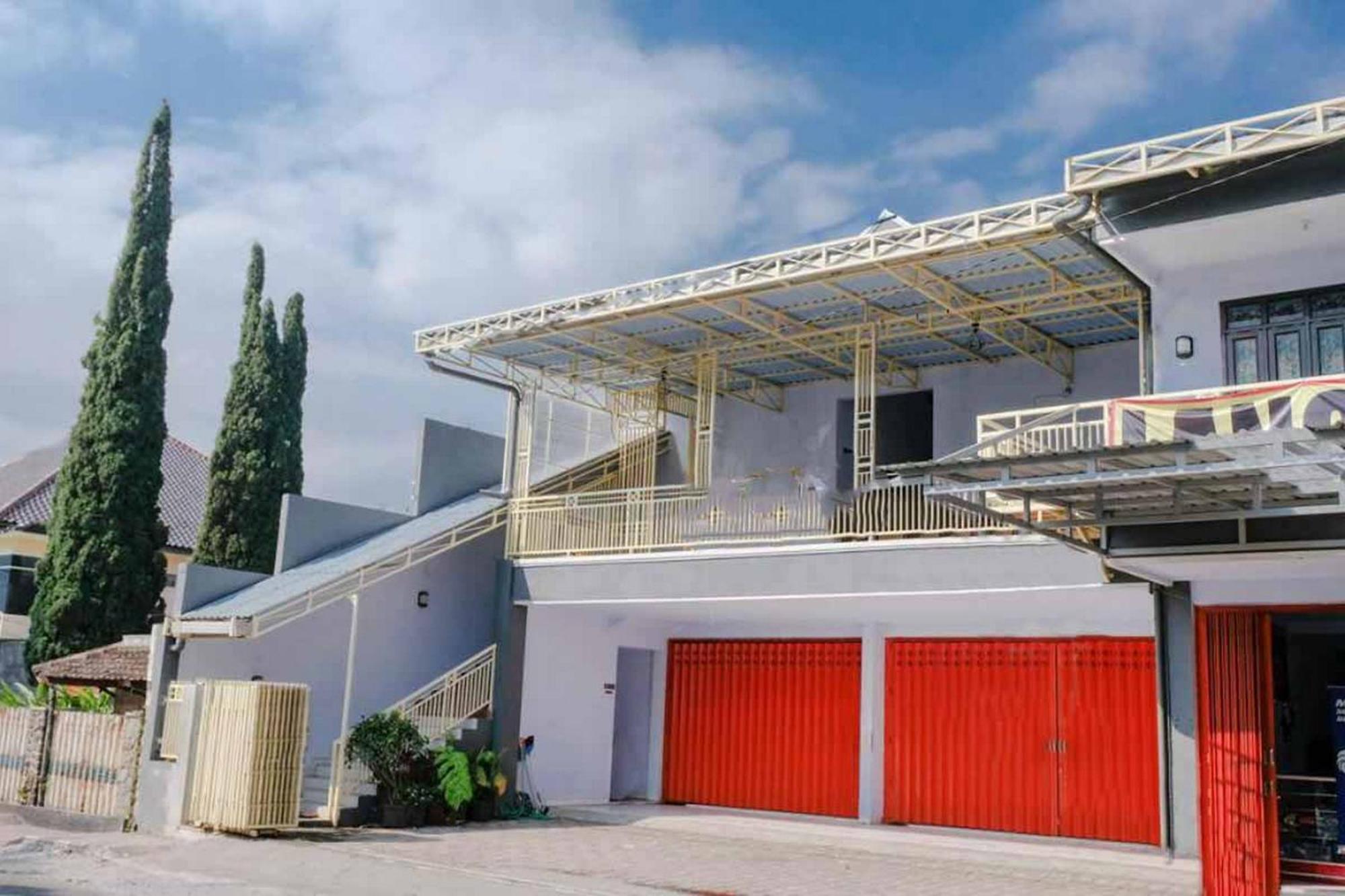 Reddoorz Syariah At Wisma Djokorio Poncokusumo مالانغ المظهر الخارجي الصورة