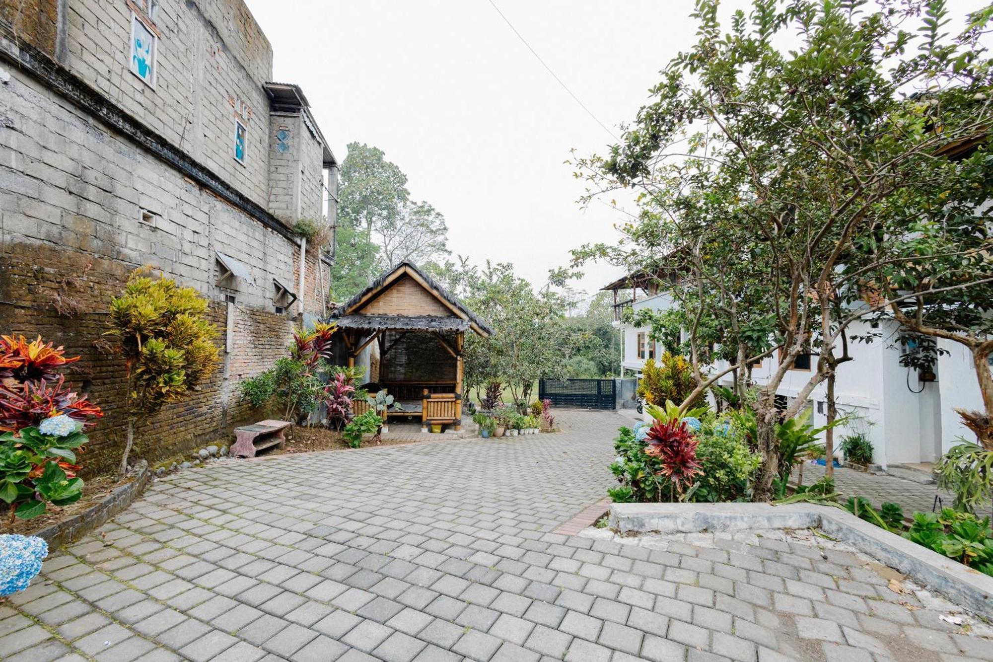 Reddoorz Syariah At Wisma Djokorio Poncokusumo مالانغ المظهر الخارجي الصورة