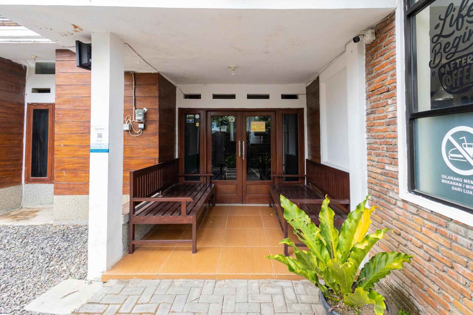 Reddoorz Syariah At Wisma Djokorio Poncokusumo مالانغ المظهر الخارجي الصورة