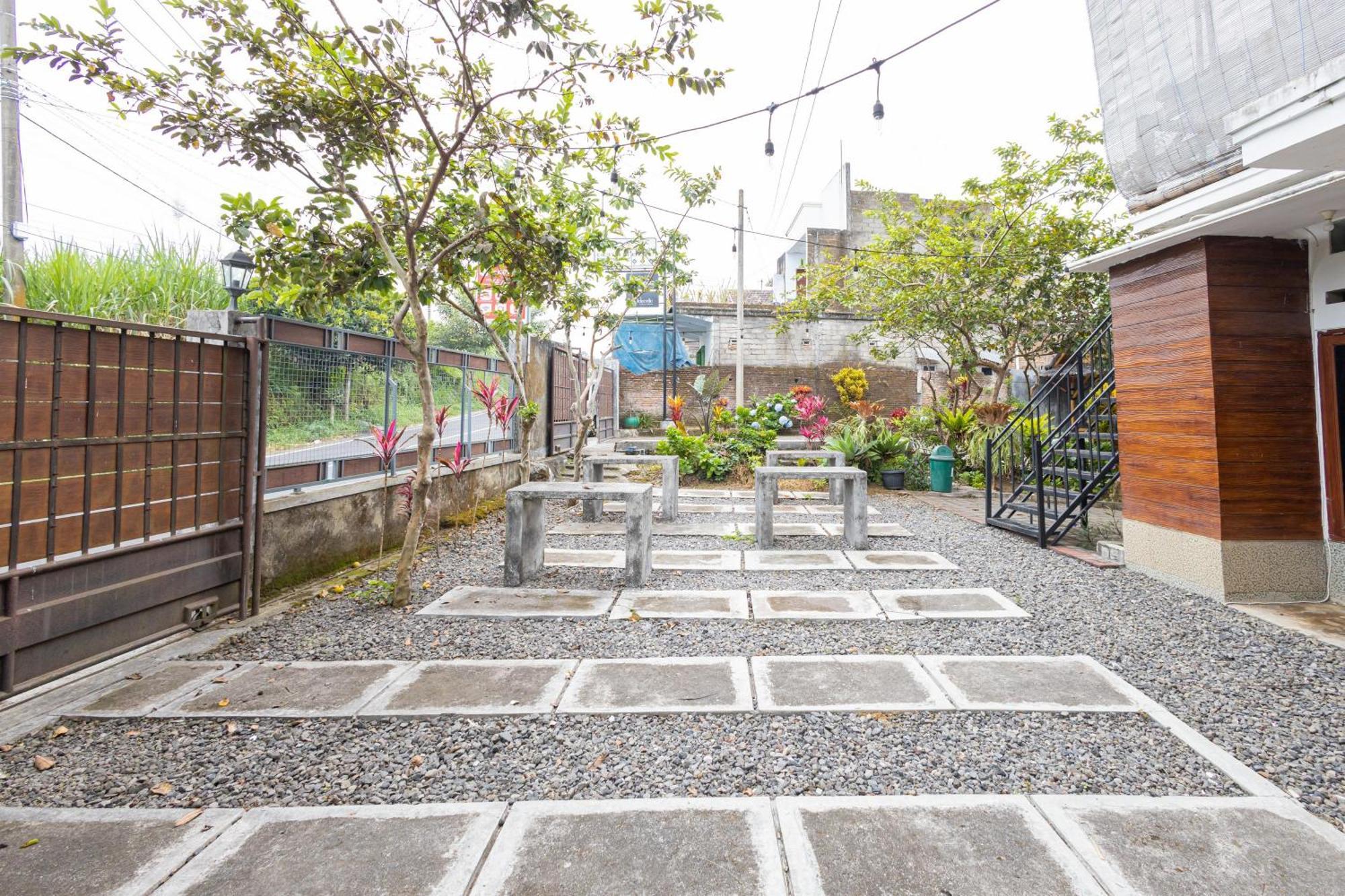 Reddoorz Syariah At Wisma Djokorio Poncokusumo مالانغ المظهر الخارجي الصورة