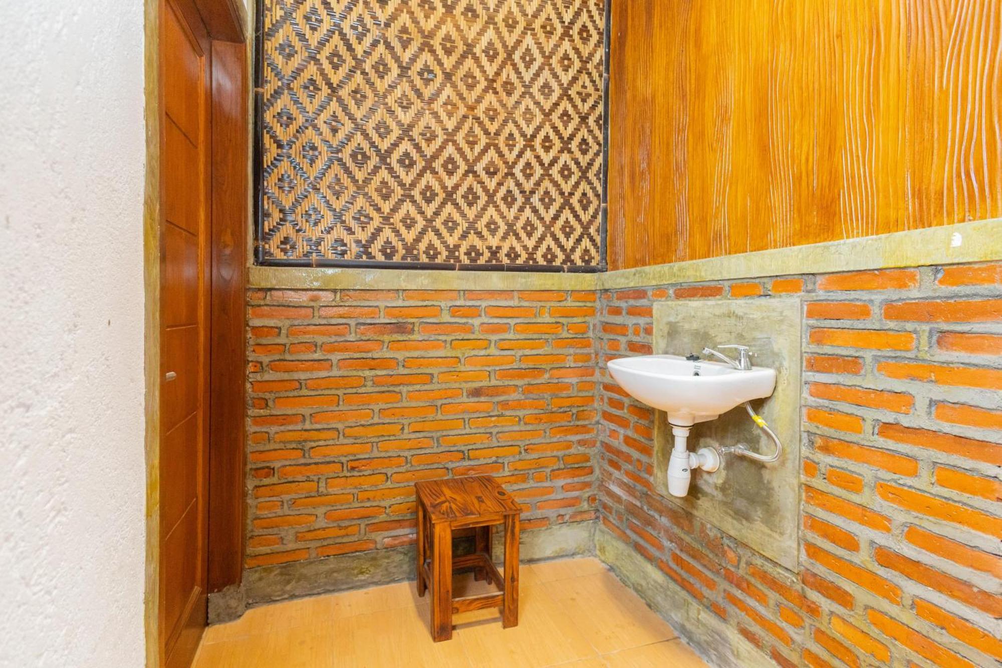 Reddoorz Syariah At Wisma Djokorio Poncokusumo مالانغ المظهر الخارجي الصورة